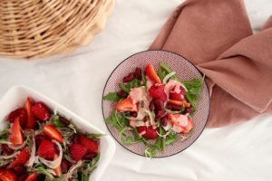 salade d'été et vinaigrette à la fraise